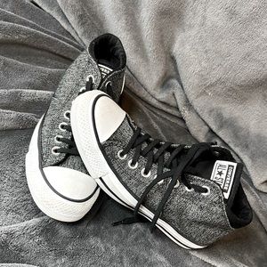 Converse women’s size 6 like new
